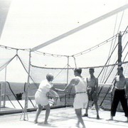 Een potje dektennis. Je gooit een rubberen ring over het net. De tegenpartij probeert die op te vangen en terug te werpen.