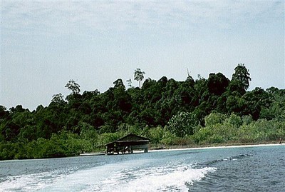 Het eiland Labulabu, bijgenaamd Pasirputih (wit strand), bewoond door één gezin dat zich in leven houdt met visserij en het verzamelen van zeewier