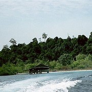 Het eiland Labulabu, bijgenaamd Pasirputih (wit strand), bewoond door één gezin dat zich in leven houdt met visserij en het verzamelen van zeewier    