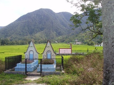 Familiegraf bij de sawah: Bataks houden hun voorouders graag in de buurt
