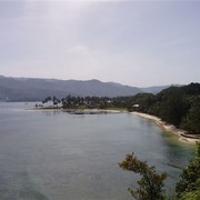 Het strand van Poncan Gadang, gezien vanaf een heuvel