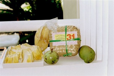 Van links naar rechts: Stukjes vruchtvlees van de Nangka (tulpachtig van vorm, heerlijke smaak, mijn favoriete vrucht) - een blimbing (stervrucht) - een pakje Tapé manis uit Bondowoso (gefermenteerde cassave, zoetzurig van smaak) - rechts een mangga en vooraan in het midden een appelachtige vrucht, hoe heettte die ook alweer?