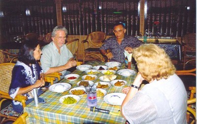 Een plechtig moment. De masakan Padang gerechten zijn op tafel gezet. Waar te beginnen? N.B. Masakan Padang is van oorsprong Sumatraans. De gerechten zijn vooruit klaargemaakt en worden op kamertemperatuur geserveerd. Je betaalt alleen voor wat je opeet. Kijk uit, want de Padangse keuken is heet.