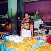 Blokken tahu op de pasar van Magelang.