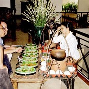 Nog een plechtig moment: thee met kwee-kwee in het hotel Tugu te Malang. Theo en Yopi laten zich informeren over de lekkernijen.    