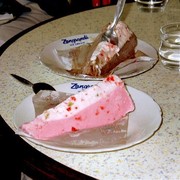 Ook snel te nuttigen: het Tuttifrutti-ijs van Zangrandi in Surabaya. Al bekend van voor de oorlog.
