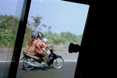 Elke jongeman spaart voor een brommer of motor. Het is de snelste manier om je eigen Marion Bloem te vinden. Op de oudere brommers zie je waar dat toe geleid heeft: enkele kinderen rijden mee, ingeklemd tussen de vader en moeder. Als kinderbeperking succes heeft in Indonesie komt dat omdat je niet meer dan drie kinderen en twee volwassenen op een brommer kwijt kan.