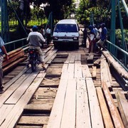 De wegen op Java zijn redelijk, maar soms wat minder. Hier een brug in reparatie.