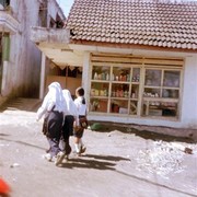 Met en zonder hoofddoek loopt samen op.