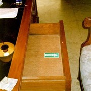 In alle hotels vind je de Kiblat, de pijl die de richting naar Mekka aangeeft waarheen moslims bij het gebed moeten buigen.Deze kiblat vond ik in de la van een wel zeer verplaatsbaar hotelkamer-bureautje.
