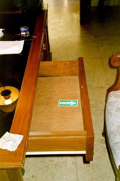 In alle hotels vind je de Kiblat, de pijl die de richting naar Mekka aangeeft waarheen moslims bij het gebed moeten buigen.Deze kiblat vond ik in de la van een wel zeer verplaatsbaar hotelkamer-bureautje.
