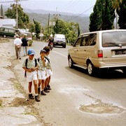 Schoolkinderen in het verplichte uniform (dat voorkomt dat men elkaar de loef af gaat steken met dure merkkleding).