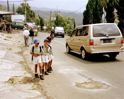 Schoolkinderen in het verplichte uniform (dat voorkomt dat men elkaar de loef af gaat steken met dure merkkleding).