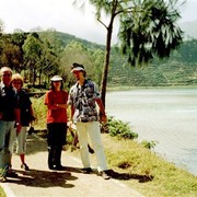 Mijn reisgenoten bij het mooie maar onwelriekende zwavelmeer op het Dieng Plateau. Van links naar rechts: zwager Theo Bakkenes, zus Martine, echtgenote Maja en zoon Eric.    