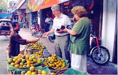 Tawarren op de markt van Magelang. Ik koop jeruks (mandarijnen) voor mijn zus.
