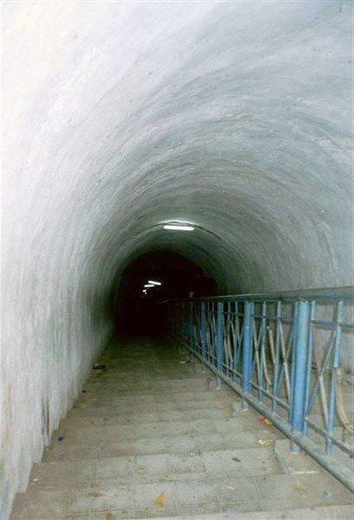 Een macabere toeristische attractie: de toegang naar onderaardse gangenstelsels die de Japanners tijdens WOII lieten graven door Indonesische Romusha's. Na gedane arbeid werden ze gedood, terwille van de geheimhouding.    