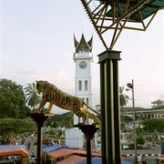 Tegenover de Big Ben is een bazaar gevestigd (vanwaar deze foto genomen is), bewaakt door het levensgrote beeld van een springende tijger    