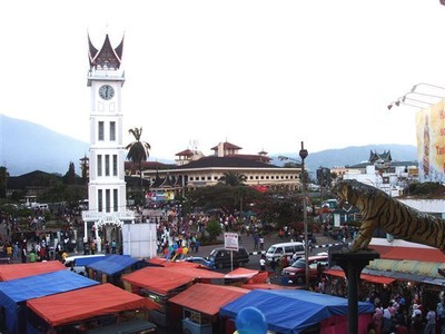 Op het centrale plein staat de "Jam Gadang". de "Big Ben" van Bukittinggi, een uit 1827 daterende witte klokketoren met een Minangkabaus puntdakje erop. Het doet denken aan een Hollandse burgervader met een ongepast vrolijke carnavalsmuts op.
