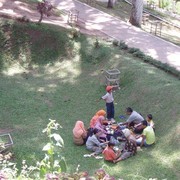 Fort de Kock, het toeristisch hoogtepunt van Bukittinggi. Overal op het heuvelige terrein picknicken Sumatraanse gezinnen.