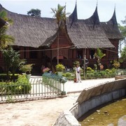 Een educatief bedoelde plek in Fort de Kock: een Minangkabaus puntdakhuis dat een verzameling juwelen en doeken herbergt.    