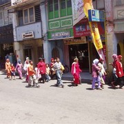 Zomaar wat straatbeelden. Minangkabause vrouwen en meisjes laten zien dat islamitische kleding kleurrijk en sierlijk kan zijn.    