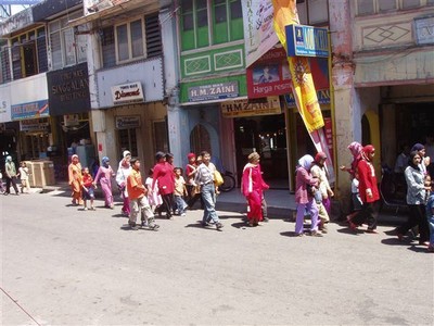 Zomaar wat straatbeelden. Minangkabause vrouwen en meisjes laten zien dat islamitische kleding kleurrijk en sierlijk kan zijn.    