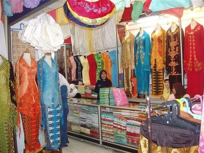 Ook de verkoopsters laten zich graag fotograferen.