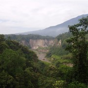 Het Karbouwengat in Bukittinggi: een ravijn van 100 meter diep en vier kilometer lang.