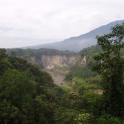 Het Karbouwengat in Bukittinggi: een ravijn van 100 meter diep en vier kilometer lang.    