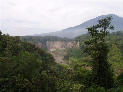 Het Karbouwengat in Bukittinggi: een ravijn van 100 meter diep en vier kilometer lang.    