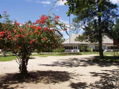 Vooraanzicht van het internaat van Pematang Siantar. Kousbroeks nachtmerrie.