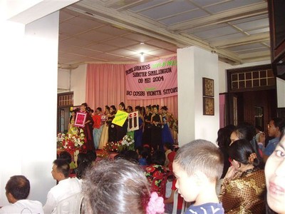 In de lounge is een modeshow van kinderkleding aan de gang.