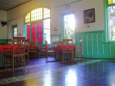 Op deze en volgende foto's de mooie oude eetzaal van hotel Siantar. Kousbroek werd er op zijn verjaardagen door zijn ouders getracteerd.