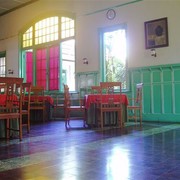 Op deze en volgende foto's de mooie oude eetzaal van hotel Siantar. Kousbroek werd er op zijn verjaardagen door zijn ouders getracteerd.    