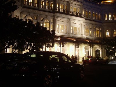 Raffles bij avond