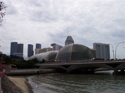 Singapore skyline vanaf de Singapore rivier gefotografeerd    