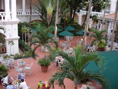 Het Courtyard (binnenplaats), één van de 18 bars/restaurants in het Raffles Hotel