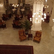 Zicht op een deel van de Tiffin Room (ontbijt- en dinerzaal) vanaf de balustrade boven de lobby