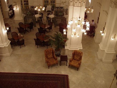 Zicht op een deel van de Tiffin Room (ontbijt- en dinerzaal) vanaf de balustrade boven de lobby