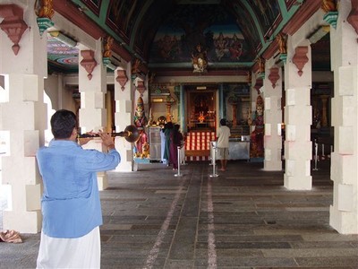 Schalmei-toeterende hindu in de Sri Mariamman tempel in Chinatown.    