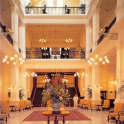 De lobby van het Raffles Hotel (foto van Albert Lim K.S. uit "Raffles Hotel Style", uitgave Raffles Hotel, 1997). Alle andere foto's in dit album zijn van Hans Vervoort.
