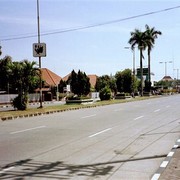 "Mijn" straat, de Wonokitri-boulevard, nu Jalan Raya Adityawarman. Een korte brede straat, met aan weerskanten 15 villa's in Hollands-koloniale stijl.