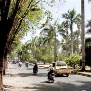 Dit heette vroeger de Coen Boulevard, een korte brede boulevard. Sjiek. Nu oogt het wat vervallen.    