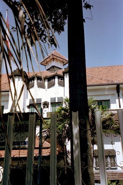 De rk-hbs van Surabaya aan de Coen Boulevard, nog steeds in gebruik als katholieke middelbare school voor Indonesische kinderen. Het gebouw dateert uit 1923 (zie de gevel).    