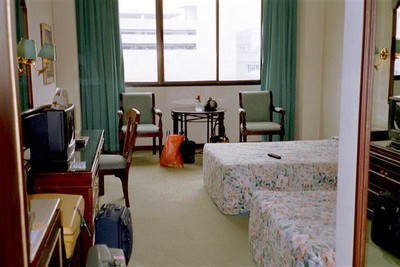 Onze kamer in hotel Tunjungan in het centrum van Surabaya. Tunjungan was in mijn jeugd (ik woonde hier van 1948 tot 1953) al de belangrijkste winkelstraat van Surabaya. Hier waren de warenhuizen toko Nam, toko Piet en Aurora en de grote overdekte pasar. Hier had je ook de boekhandels Kolff en Van Dorp en het motorhuis Beretty.