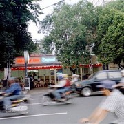 In wat vroeger de Palmenlaan heette ligt nog steeds de ijssalon Zangrandi. Vanwege de drukte kunnen we niet oversteken.