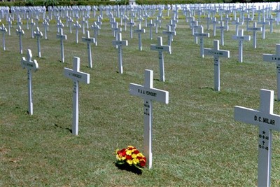 Hier ligt mijn één jaar oudere broer Robbie, overleden in het kamp in Ambarawa en hier herbegraven.