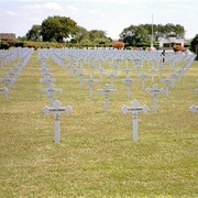 Bij Rob in de buurt liggen vijf kinderen Engelenburg, allemaal overleden op 29 oktober 1945. Dat was in de Bersiap-tijd, de roerige periode vlak na de beeindiging van de oorlog. Welke vreselijke gebeurtenis heeft deze 5 slachtoffers gemaakt?