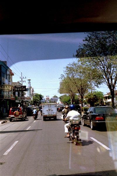 Surabaya is een warme en drukke stad.    