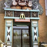 McDonald's op z'n Indonesisch. Het is hier een luxe restaurant.    